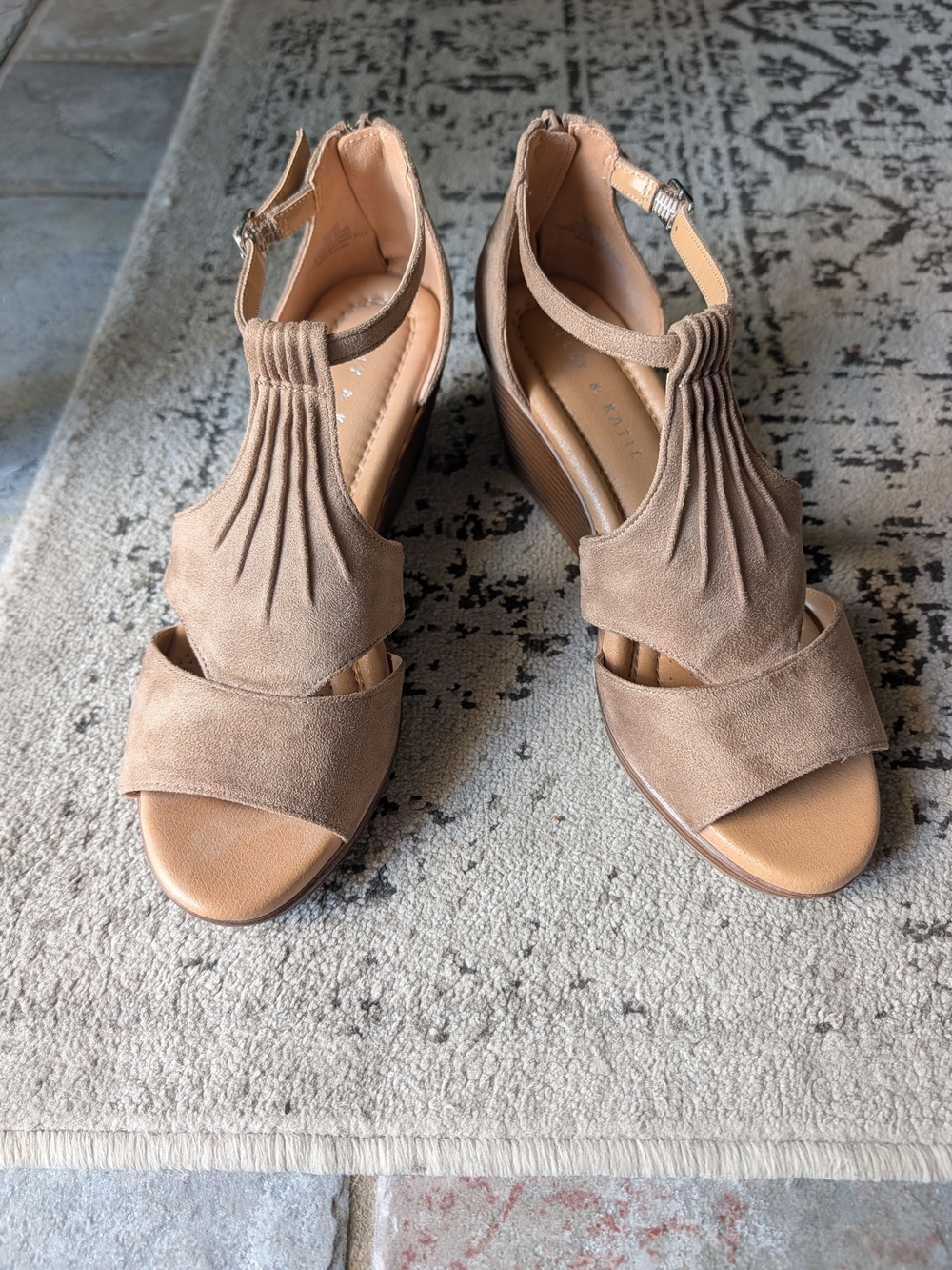 Kelly & Katie Taupe Suede T-Strap Wedge Sandals SZ 9